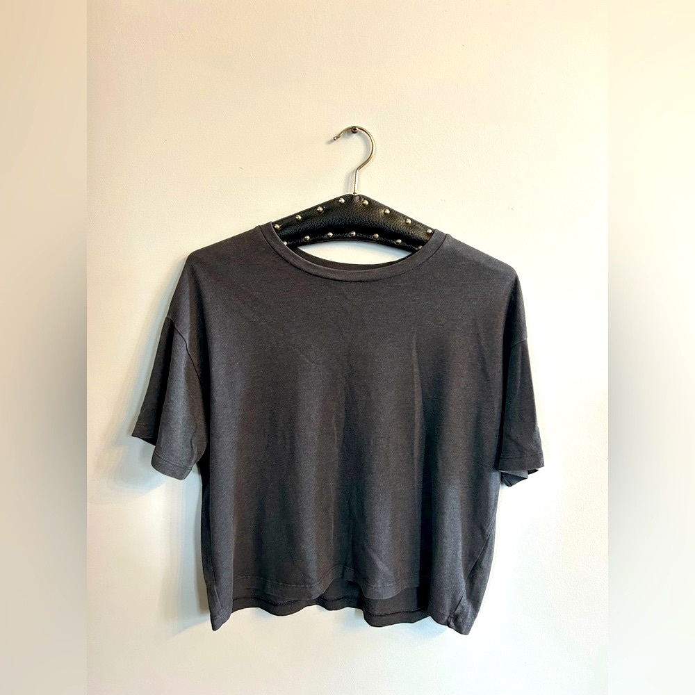 The Gap grey cropped Tee! ✌️